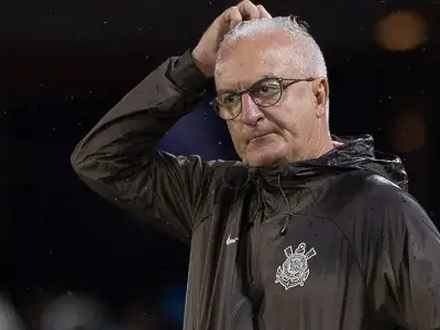 Dorival Junor treinador so corinthians cosando a cabeça preoculpado com mais uma derota e o risco de ser demitido