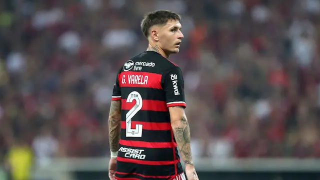 Ayrton Lucas do Flamengo disputa bola aérea em jogo pela 9ª rodada do Brasileirão 2026, mostrando intensidade defensiva em sua volta aos gramados
